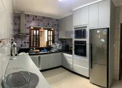 Sobrado com 3 Quartos à venda, 216m² no Vila Cecília, Mogi das Cruzes