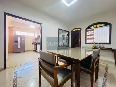 Casa com 5 Quartos à venda, 260m² no Santa Amélia, Belo Horizonte