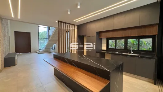 Sobrado com 4 Quartos à venda, 304m² no Parque Universitário, Franca