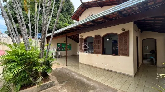 Casa com 5 Quartos para alugar, 365m² no Cândida Câmara, Montes Claros