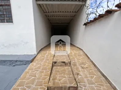 Casa com 3 Quartos para alugar, 80m² no Santa Mônica, Uberlândia
