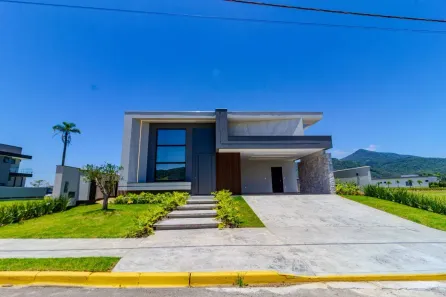 Casa de Condomínio com 3 Quartos à venda, 238m² no Areias, Camboriú
