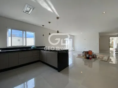 Sobrado com 4 Quartos à venda, 300m² no Jardim Jacinto, Jacareí