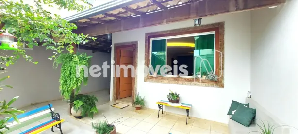 Casa com 3 Quartos à venda, 121m² no Cabral, Contagem