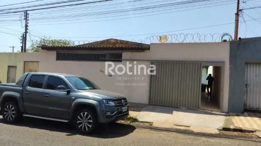 Casa com 3 Quartos para alugar, 120m² no Santa Mônica, Uberlândia