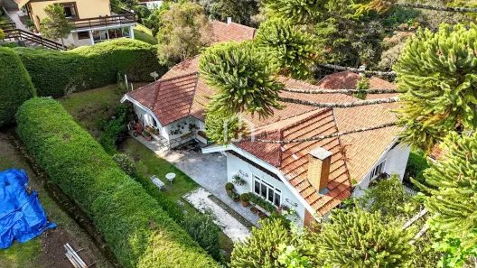 Casa de Condomínio com 6 Quartos à venda, 166m² no Jardim Andira, Campos do Jordão