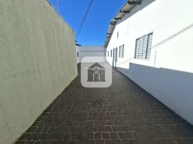 Casa com 2 Quartos para alugar, 51m² no Umuarama, Uberlândia