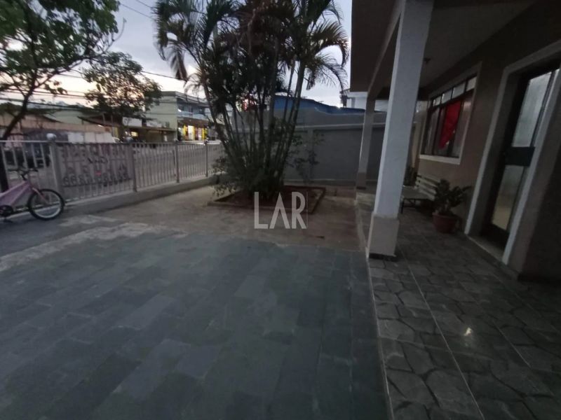 Casa com 3 quartos — Santa Mônica, Belo Horizonte