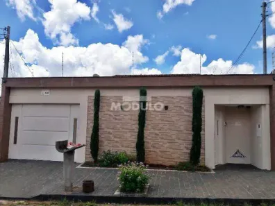 Casa com 3 Quartos para alugar, 200m² no Cidade Jardim, Uberlândia