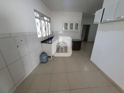 Casa com 3 Quartos para alugar, 100m² no Mansões Aeroporto, Uberlândia