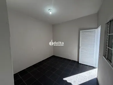 Casa com 2 Quartos para alugar, 50m² no Laranjeiras, Uberlândia