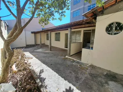 Casa com 2 Quartos para alugar, 50m² no Barreiro, Belo Horizonte