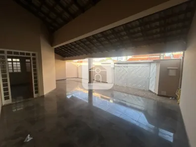 Casa com 3 Quartos para alugar, 250m² no Santa Mônica, Uberlândia