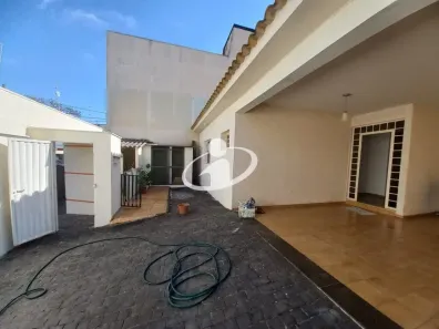 Casa com 3 Quartos para alugar, 180m² no Santa Mônica, Uberlândia