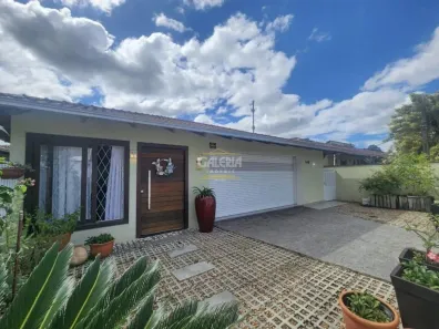 Casa com 3 Quartos à venda, 224m² no Bom Retiro, Joinville