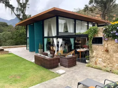 Casa com 4 Quartos para venda ou aluguel, 330m² no Carangola, Petrópolis