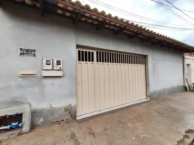 Casa com 3 Quartos para alugar, 160m² no Vila Redenção, Goiânia