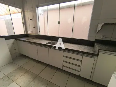 Casa com 4 Quartos para alugar, 200m² no Santa Mônica, Uberlândia