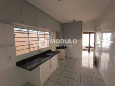 Casa com 3 Quartos para alugar, 200m² no Cidade Jardim, Uberlândia