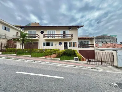 Casa com 3 Quartos à venda, 247m² no Barreiros, São José