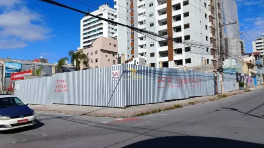 Lote/Terreno à venda, 832m² no Barreiros, São José