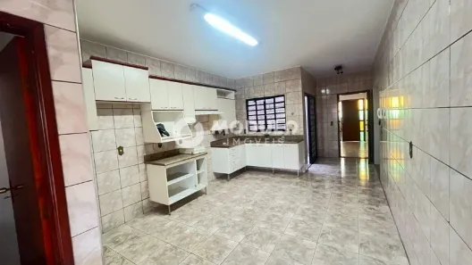 Casa com 3 Quartos para alugar, 335m² no Planalto, Uberlândia