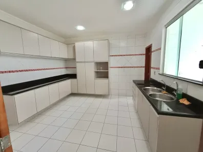 Casa de Condomínio com 3 Quartos para alugar, 250m² no Tarumã, Manaus