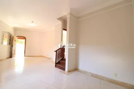 Casa com 3 Quartos para alugar, 120m² no Fundinho, Uberlândia