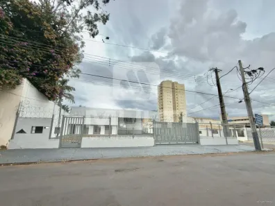 Casa com 1 Quarto para alugar, 400m² no Umuarama, Uberlândia