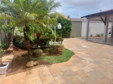 Ponto Comercial com 7 Quartos para alugar, 394m² no Nossa Senhora Aparecida, Uberlândia
