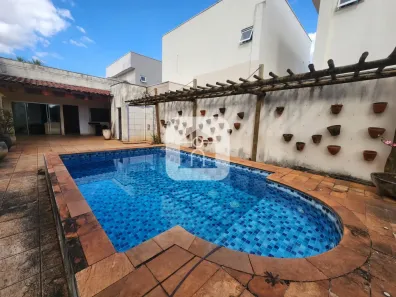 Casa com 3 Quartos para alugar, 200m² no Jardim Colina, Uberlândia