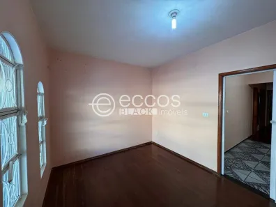 Casa com 3 Quartos para alugar, 300m² no Santa Mônica, Uberlândia