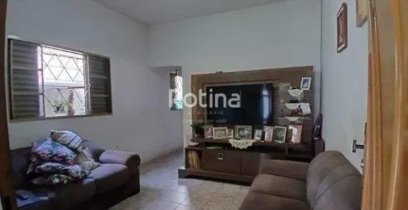 Casa com 3 Quartos à venda, 190m² no Marta Helena, Uberlândia