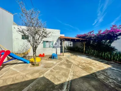Casa com 3 Quartos à venda, 144m² no Presidente Roosevelt, Uberlândia