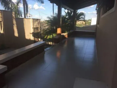 Sobrado com 5 Quartos à venda, 220m² no Jardim Patrícia, Uberlândia