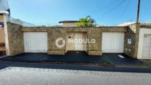 Casa com 4 Quartos para alugar, 260m² no Fundinho, Uberlândia