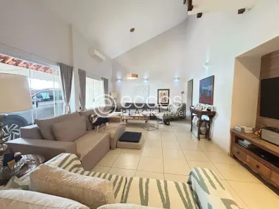 Casa com 4 Quartos para alugar, 250m² no Cazeca, Uberlândia