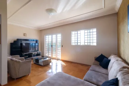 Sobrado com 5 Quartos à venda, 220m² no Residencial Abussafe, Londrina