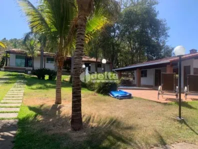 Fazenda/Sítio com 5 Quartos à venda, 2400m² no Distrito Industrial, Uberlândia