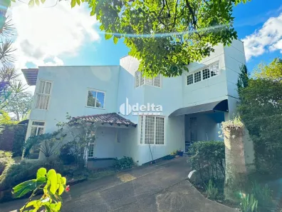 Casa com 3 Quartos à venda, 192m² no Cidade Jardim, Uberlândia