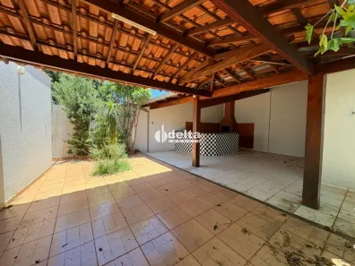 Casa com 3 Quartos à venda, 215m² no Santa Mônica, Uberlândia