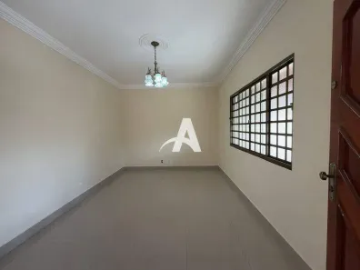 Casa com 3 Quartos para alugar, 230m² no Santa Mônica, Uberlândia