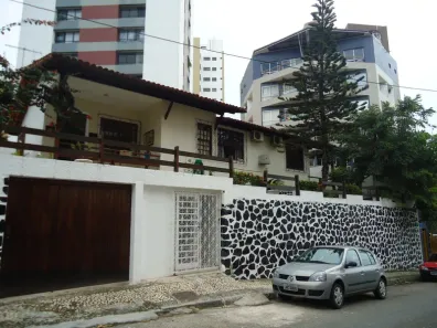 Casa com 6 Quartos à venda, 400m² no Jardim Apipema, Salvador