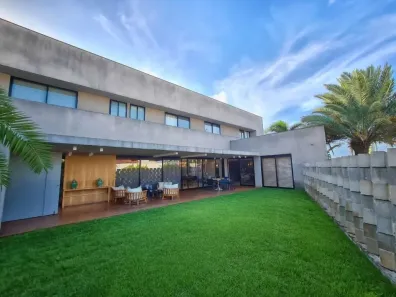 Casa com 4 Quartos à venda, 570m² no Candelária, Natal