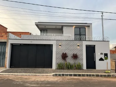 Sobrado com 3 Quartos à venda, 177m² no Laranjeiras, Uberlândia