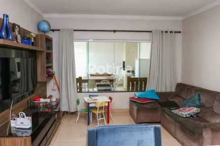 Casa com 3 Quartos à venda, 200m² no Nova Uberlândia, Uberlândia