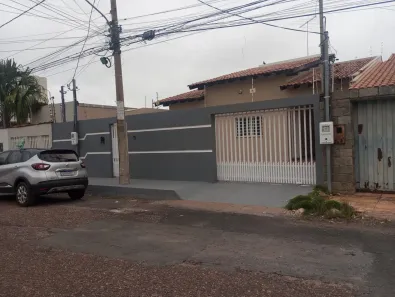 Casa com 3 Quartos para alugar, 210m² no Jardim Petrópolis, Cuiabá