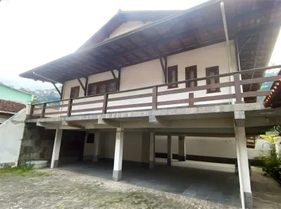 Casa com 3 Quartos à venda, 375m² no Quissama, Petrópolis