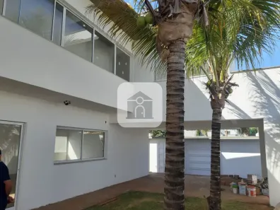 Sobrado com 4 Quartos à venda, 310m² no Jardim Inconfidência, Uberlândia