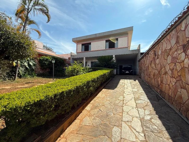 Casa com 4 quartos — Caiçaras, Belo Horizonte
